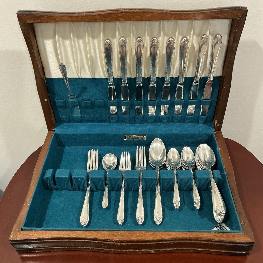 WM A ROGERS Exquisite silver plate flatware 39 pieces with case‎ great condition